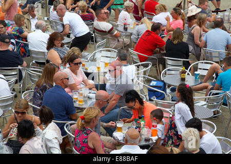 Menschen saßen genießen Essen und trinken außerhalb auf dem Festival der Cardiff Bay, Wales, UK. Stockfoto