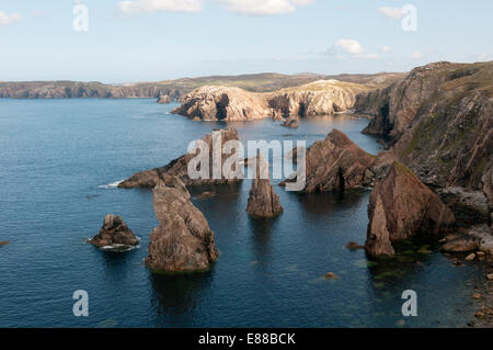 Meer-Stacks von harten, rosa Granit vor der Westküste der Insel Lewis. Stockfoto