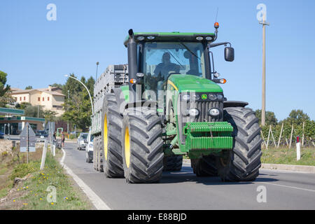 Großen Traktor John Deere 8R auf der Straße von Montalcino-Gebiet in der Toskana Italien Stockfoto