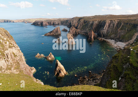 Meer-Stacks von harten, rosa Granit vor der Westküste der Insel Lewis. Stockfoto