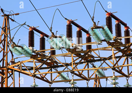 gute Isolatoren und elektrische Kabel in ein großes Kraftwerk mit hohen Masten von Hochspannungskabeln Stockfoto