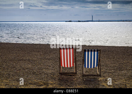 Zwei leere Liegestühle am Strand von Jubilee in Southend in Essex. Stockfoto