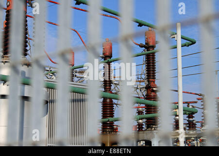 Eisen-Sicherheitsnetzwerk der Großkraftwerk mit Hochspannungskabel Stockfoto
