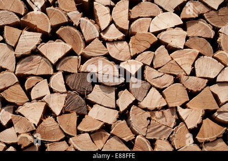 Italien, Piemont, Stapeln von Hackgut. Stockfoto