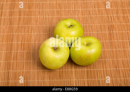 Drei grüne Granny Smith Äpfel Stockfoto