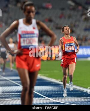 Incheon, Südkorea. 2. Oktober 2014. Ding Changqin (R) von China tritt während der Frauen 5000m Finale der Leichtathletik bei den 17. Asian Games in Incheon, Südkorea, 2. Oktober 2014. Ding Changqin gewann die Bronzemedaille mit 15 Minuten und 12,51 Sekunden. © Gong Lei/Xinhua/Alamy Live-Nachrichten Stockfoto