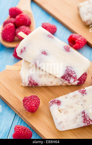 Gefrorener Joghurt mit Haferflocken und Himbeeren Stockfoto