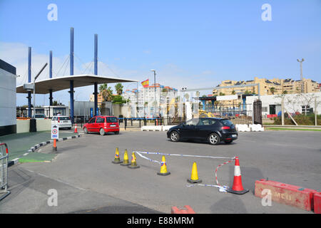 Gibraltar. 2. Oktober 2014.  Ansicht der Grenze Ausfahrt nach Spanien, wo Fußgänger und Fahrzeuge in Spanien als sie Kreuz verschmelzen. Weitere Werke auf der spanischen Seite der Grenze zwischen Gibraltar und Spanien führte zu zahlreichen Beschwerden. Die aktuellen Beschwerden wurden durch grenzüberschreitende Interessengruppen, unterstützt von Gewerkschaften, von beiden Seiten der Grenze gezeigt.  Die Arbeiten führten zu ein- und ausgehenden Spanien über eine Fahrspur nur, zunehmende Verzögerungen bei der Kreuzung Datenverkehr. Bildnachweis: Stephen Ignacio/Alamy Live-Nachrichten Stockfoto