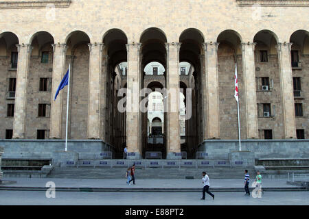 Fußgänger gehen vorbei an der alten Parlamentsgebäude an Shota Rustaveli Avenue in Tiflis, Georgien auf Samstag, 13. September 2014. Stockfoto