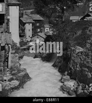 Fluss in Zermatt, Schweiz, 1907. Übernommen aus einem Objektträger Laterne. Stockfoto