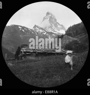 Blick auf das Matterhorn mit einer sitzenden Frau Walker aus Zermatt in der Schweiz. 1907. übernommen aus einem Objektträger Laterne. Stockfoto