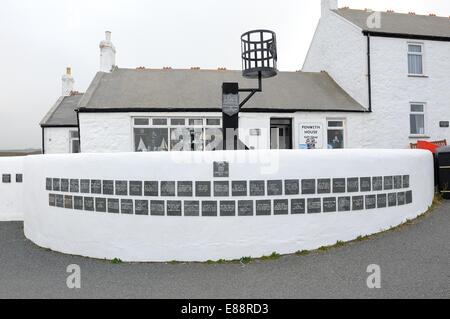 Die Millenniums-Wand von guten Absichten mit Schiefer Plaques. Lands End Penwith Haus Temperance Hotel Cornwall England uk Stockfoto