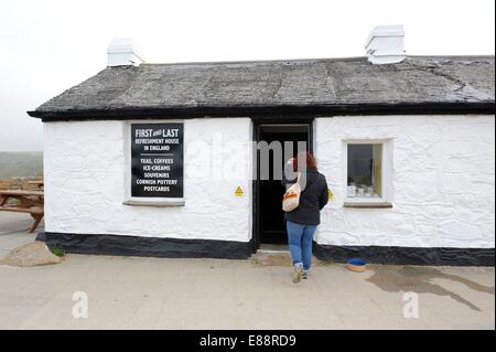 Ein Tourist Besucher betreten das erste und letzte Erfrischung Haus in England. Lands End Cornwall England uk Stockfoto