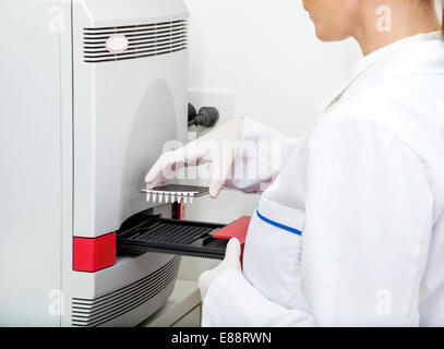 Forscher-laden-Analyzer mit Proben Stockfoto