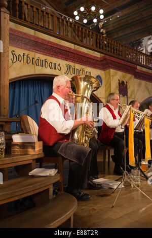 München, Deutschland - 8. August 2014: Band klingt in historische Brauerei im Jahre 1589 gegründet Stockfoto