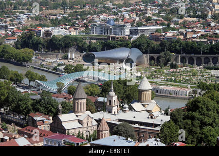 Blick über Tiflis, Georgien, wobei in Flusses Mtkwari, die Brücke des Friedens, Rike Parktheater und den Präsidentenpalast Stockfoto