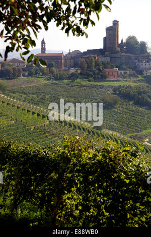 Ansicht von Serralunga d ' Alba. Burg, Dorf, Weinberge, Hügel, natürliche Landschaft in Piemont, Piemont, Italien, Italia Stockfoto