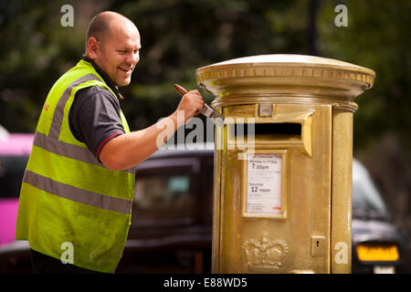 ROTE POST BOX IN MANCHESTER VON ROYAL MAIL, PHILIP HINDES OLYMPIASIEG FEIERN GOLD LACKIERT Stockfoto