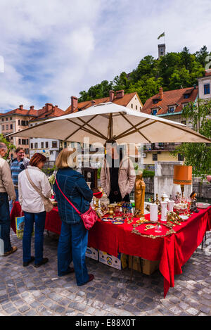 Ljubljana Sonntag Antiquitäten und Flohmarkt statt, auf dem Damm Breg im Zentrum von Ljubljana, Slowenien, Europa Stockfoto