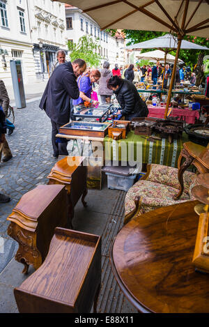 Ljubljana Sonntag Antiquitäten und Flohmarkt statt, auf dem Damm Breg im Zentrum von Ljubljana, Slowenien, Europa Stockfoto