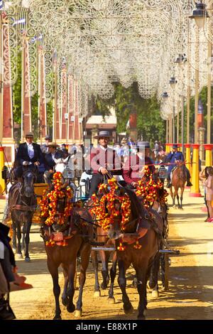 Pferd und Wagen, jährliche Pferdemesse, Jerez De La Frontera, Provinz Cadiz, Andalusien, Spanien, Europa Stockfoto