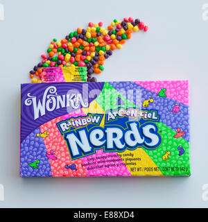 Eine Schachtel mit Rainbow Nerds Süßigkeiten, derzeit von Nestlé unter ihrer Marke Willy Wonka Candy Company verkauft. Stockfoto