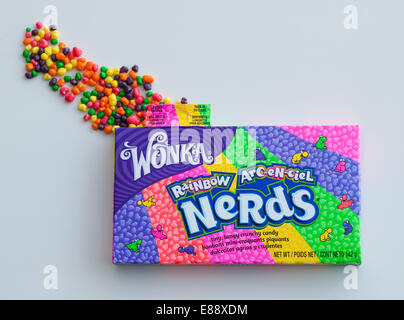 Eine Schachtel mit Rainbow Nerds Süßigkeiten, derzeit von Nestlé unter ihrer Marke Willy Wonka Candy Company verkauft. Stockfoto