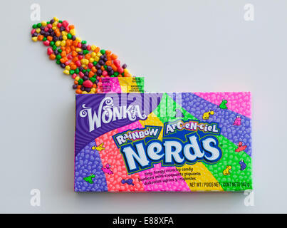 Eine Schachtel mit Rainbow Nerds Süßigkeiten, derzeit von Nestlé unter ihrer Marke Willy Wonka Candy Company verkauft. Stockfoto