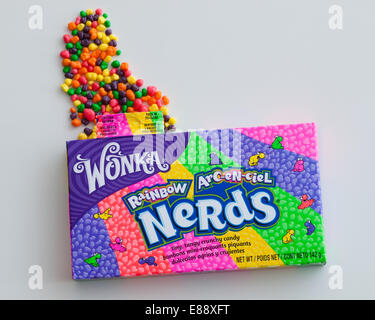 Eine Schachtel mit Rainbow Nerds Süßigkeiten, derzeit von Nestlé unter ihrer Marke Willy Wonka Candy Company verkauft. Stockfoto