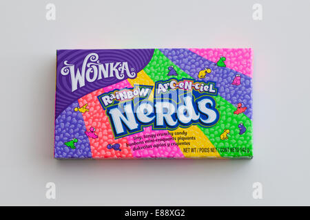 Eine Schachtel mit Rainbow Nerds Süßigkeiten, derzeit von Nestlé unter ihrer Marke Willy Wonka Candy Company verkauft. Stockfoto