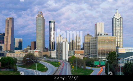 Erhöhten Blick über Freiheit Parkway und die Skyline von Downtown Atlanta, Atlanta, Georgia, Vereinigte Staaten von Amerika, Nordamerika Stockfoto