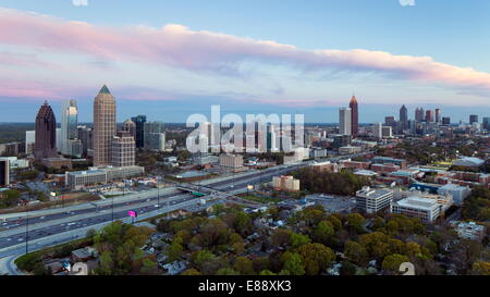 Erhöhten Blick auf die Interstate 85, vorbei an der Atlanta Skyline, Atlanta, Georgia, Vereinigte Staaten von Amerika, Nordamerika Stockfoto