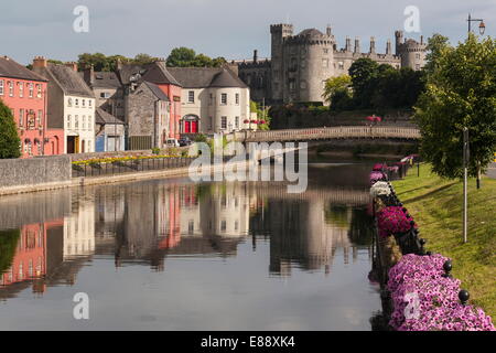 Burg und Fluss Nore, Kilkenny, Grafschaft Kilkenny, Leinster, Irland, Europa Stockfoto