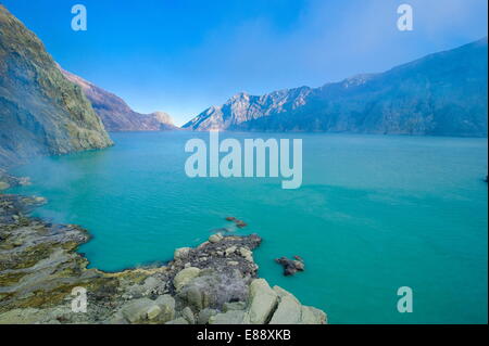 Der sehr sauren Ijen Kratersee im Ijen Vulkan, Java, Indonesien, Südostasien, Asien Stockfoto