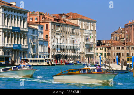 Ca Rezzonico Palast Fassade und andere Paläste entlang des Canal Grande, und Boote, San Marco, Venedig, UNESCO Website, Veneto, Italien Stockfoto