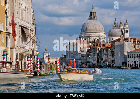 Taxi und Boot am Canal Grande mit Palast Fassaden und Salute Kirchenkuppeln, San Marco, Venedig, der UNESCO, Veneto, Italien Stockfoto