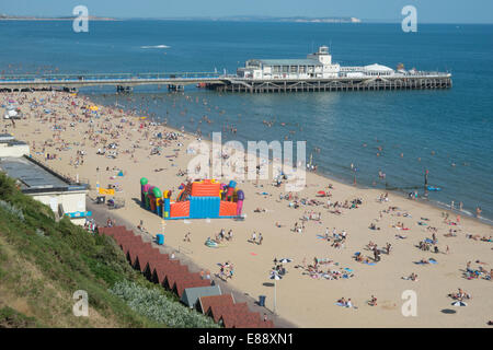 Der Strand und die Seebrücke in Bournemouth, Dorset, England, Vereinigtes Königreich, Europa Stockfoto