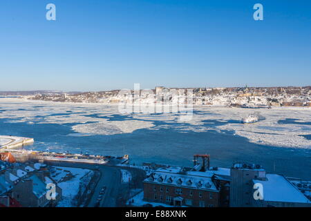 Fähre überquert den St. Lawrence River in Winter, Quebec Stadt, Quebec, Kanada, Nordamerika Stockfoto