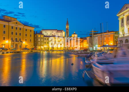 Alten Stadthafen, St. Georgskirche (Cerkev Sv. Jurija) im Hintergrund, Piran, Primorska, Slowenisch Istrien, Slowenien, Europa Stockfoto