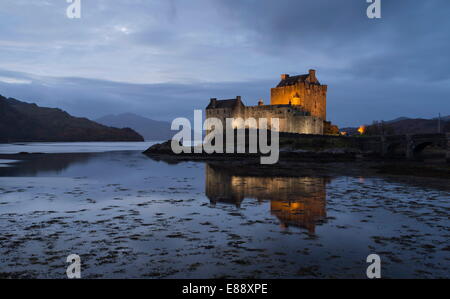 Dämmerung Blick auf Eilean Donan Castle, Highlands, Schottland, Vereinigtes Königreich, Europa Stockfoto