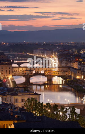 Blick auf den Sonnenuntergang über Florenz und die Ponte Vecchio von Piazza Michelangelo, Florenz, UNESCO Website, Toskana, Italien Stockfoto