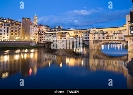 Ponte Vecchio und Fluss Arno in der Abenddämmerung, Florenz, UNESCO World Heritage Site, Toskana, Italien, Europa Stockfoto