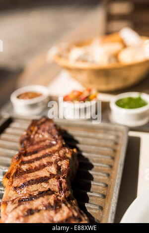 Steak essen in einem traditionellen Parrillia, San Telmo, Buenos Aires, Argentinien, Südamerika Stockfoto