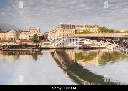 Die Passerelle Leopold-Sedar-Senghor, eine Fußgängerbrücke über den Fluss Seine, 7. Arrondissement, Paris, Frankreich Stockfoto