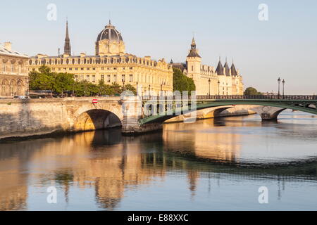 Saaldiener-Audienciers du Tribunal de Commerce De La Seine und die Conciergerie, Ile De La Cite, Paris, Frankreich, Europa Stockfoto