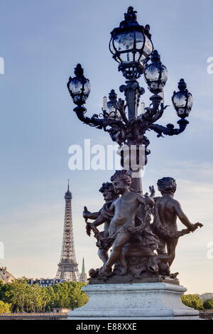 Statuen auf Pont Alexandre III mit dem Eiffelturm im Hintergrund, Paris, Frankreich, Europa Stockfoto