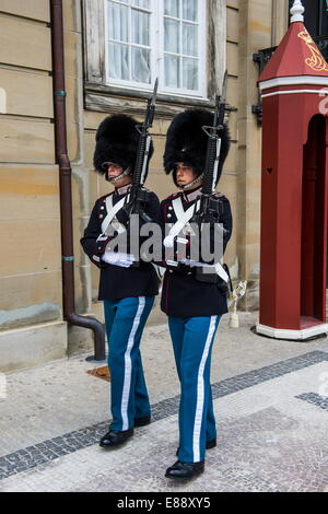 Königliche Leibgarde in Amalienborg, Winter zu Hause der dänischen Königsfamilie, Kopenhagen, Dänemark, Skandinavien, Europa Stockfoto