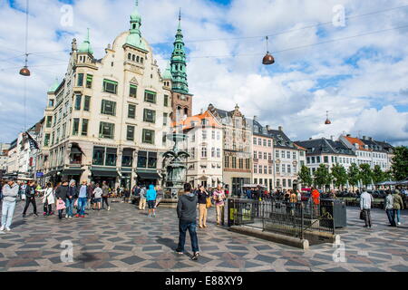 Touristen in Amagertorv (Amager Platz), Teil der Stroget Fußgängerzone, Copernhagen, Dänemark, Skandinavien, Europa Stockfoto