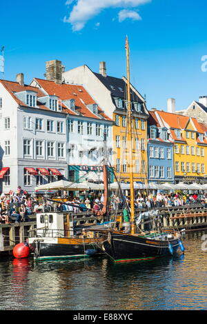 Angelboote/Fischerboote in Nyhavn, 17. Jahrhundert am Wasser, Copernhagen, Dänemark, Skandinavien, Europa Stockfoto