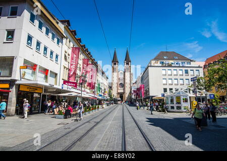 Fußgängerzone mit der Kathedrale im Hintergrund, Würzburg, Franken, Bayern, Deutschland, Europa Stockfoto